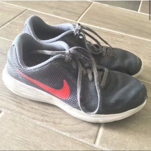 Nike boy’s gray and red color running sneakers shoes size 6Y